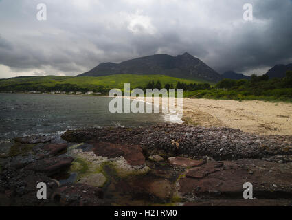 Coire Na Ciche - The Devils Punchbowl auf Mullach Buidhe vom Strand bei Sannox Bay, Isle of Arran, N.Ayrshire, Schottland Stockfoto
