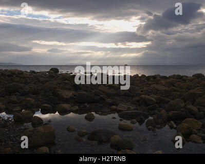 Am frühen Morgensonnenlicht auf Fischerboote auf dem Firth of Clyde Rubha Salach in der Nähe von Brodick, Isle of Arran, Schottland Stockfoto