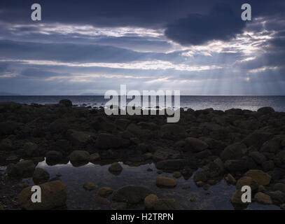 Am frühen Morgensonnenlicht auf Fischerboote auf dem Firth of Clyde Rubha Salach in der Nähe von Brodick, Isle of Arran, Schottland Stockfoto