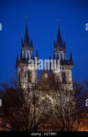 Die Liebfrauenkirche vor dem Tyn in der Nacht fallen. Stockfoto