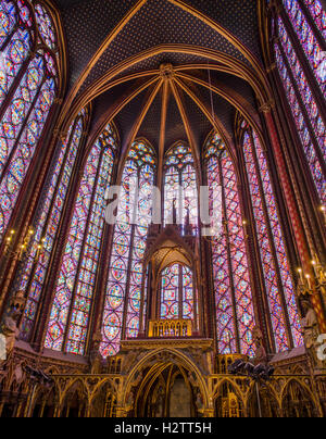 Vorderseite der Sainte-Chapelle mit Altar. Steigenden Windows der Glasmalerei umgeben den Altar dieser restaurierten 13 Jahrhundert Kapelle. Stockfoto