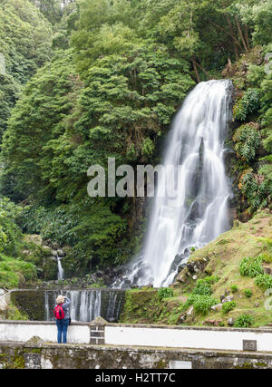 Fotografieren einen Wasserfall entlang der Ribeireo Dos Caldeirões. Eine Frau Tourist Fotos verliebt sich in den schönen Park der berühmten Stockfoto