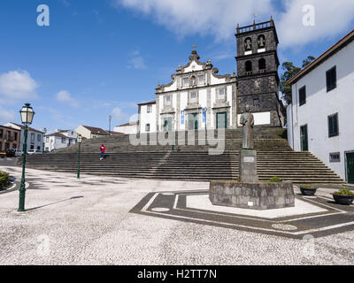 Kirche von Nossa Senhora da Estrela. Ein Mann in rot gekleidet entstammt der Kirche, die über der Stadt thront die große Treppe Stockfoto