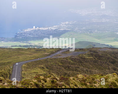 Bergstraße über Lagoa auf den Azoren. Der Weg zum Lagoa Do Fogo erhebt sich hoch über der Küstenebene und die Stadt Lagoa. Stockfoto