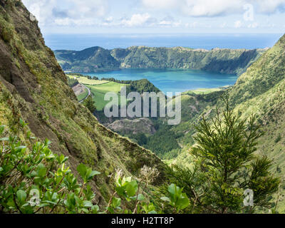 Cliff View nach Lagoa Verde. Lagoa Verde und auf das Meer von der Lagoa Canario Sicht Trail. Lagoa Canario Sicht Stockfoto