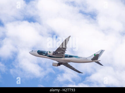 Azoren Airlines erste A330 zieht über Ponta Delgada. Ein Azoren Flugzeug in seiner Livree 2016 hebt ab und fliegt über die Stadt Stockfoto