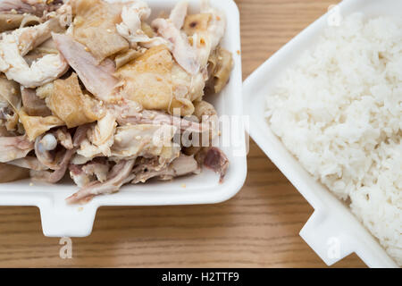 nehmen Sie Fast-Food von gekochtem Hühnerfleisch mit Reis in der Nähe Stockfoto