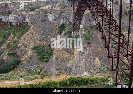 BASE-jumping auf dem Snake River aus der Perine Bridge in Twin Falls, Idaho Stockfoto