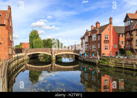 Blick auf Fye Brücke, Rippen und Fluß Yare, Norwich, Norfolk, East Anglia, Ostengland an einem sonnigen Tag mit blauem Himmel Stockfoto