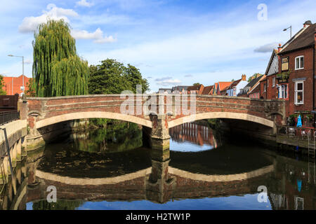 Blick auf Fye Brücke und Fluss Yare, Norwich, Norfolk, East Anglia, Ostengland an einem sonnigen Tag mit blauem Himmel Stockfoto