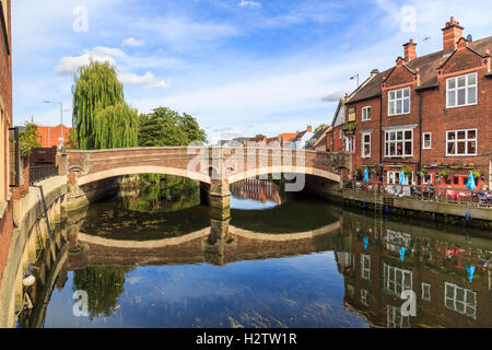 Blick auf Fye Brücke, Rippen und Fluß Yare, Norwich, Norfolk, East Anglia, Ostengland an einem sonnigen Tag mit blauem Himmel Stockfoto