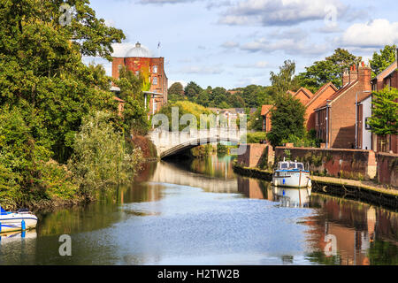 An einem sonnigen Tag an den Fluss Yare von Fye Brücke, Norwich, Norfolk, East Anglia, Ostengland und Kai Seite anzeigen Stockfoto