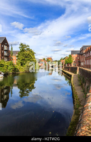 An einem sonnigen Tag an den Fluss Yare von Fye Brücke, Norwich, Norfolk, East Anglia, Ostengland und Kai Seite anzeigen Stockfoto