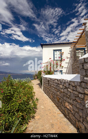 Malerische Gasse auf der Insel Hydra im Saronischen Golf in der Nähe von Athen, Griechenland. Stockfoto