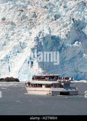 Ein Touristenboot nähert sich die Holgate Glacier aus an Bord eines Bootes Tour; Kenai Fjords Nationalpark, Seward, Alaska. Stockfoto