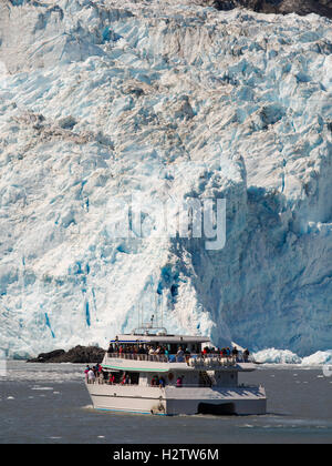 Ein Touristenboot nähert sich die Holgate Glacier aus an Bord eines Bootes Tour; Kenai Fjords Nationalpark, Seward, Alaska. Stockfoto