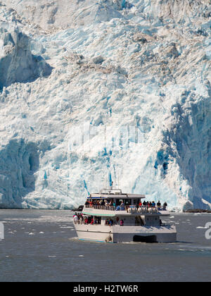 Ein Touristenboot nähert sich die Holgate Glacier aus an Bord eines Bootes Tour; Kenai Fjords Nationalpark, Seward, Alaska. Stockfoto