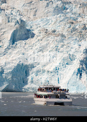 Ein Touristenboot nähert sich die Holgate Glacier aus an Bord eines Bootes Tour; Kenai Fjords Nationalpark, Seward, Alaska. Stockfoto