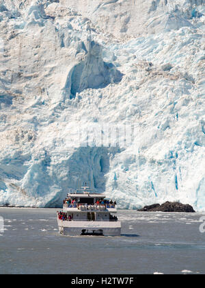 Ein Touristenboot nähert sich die Holgate Glacier aus an Bord eines Bootes Tour; Kenai Fjords Nationalpark, Seward, Alaska. Stockfoto
