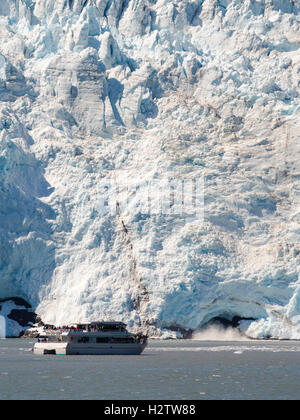 Ein Touristenboot nähert sich die Holgate Glacier aus an Bord eines Bootes Tour; Kenai Fjords Nationalpark, Seward, Alaska. Stockfoto