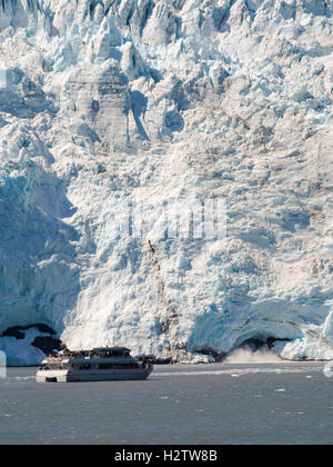 Ein Touristenboot nähert sich die Holgate Glacier aus an Bord eines Bootes Tour; Kenai Fjords Nationalpark, Seward, Alaska. Stockfoto