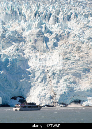 Ein Touristenboot nähert sich die Holgate Glacier aus an Bord eines Bootes Tour; Kenai Fjords Nationalpark, Seward, Alaska. Stockfoto