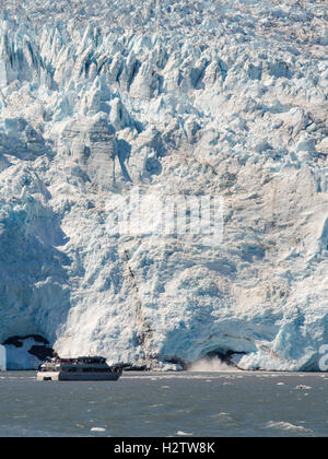 Ein Touristenboot nähert sich die Holgate Glacier aus an Bord eines Bootes Tour; Kenai Fjords Nationalpark, Seward, Alaska. Stockfoto
