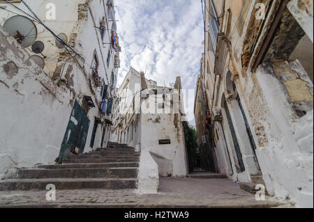 Treppen an den alten Teil der alten Stadt von Algerien, genannt casbah(kasaba). Altstadt ist 122 Meter über dem Meeresspiegel Stockfoto