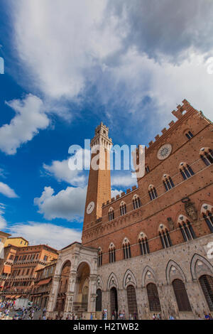 SIENA, Italien - 21. September 2016: Nicht identifizierten Personen am Piazza del Campo in Siena. Es wurde im 13. Jahrhundert erbaut und ist regarde Stockfoto