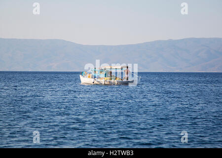 HYDRA, Griechenland - 29. August 2016: Blick auf Boot in der Nähe von Hydra-Insel in Griechenland. Hydra ist eines der Saronischen Inseln Griechenlands. Stockfoto