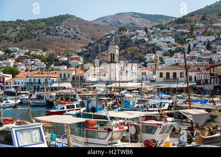 HYDRA, Griechenland - 29. August 2016: Boote in Stadt Hydra auf Hydra-Insel in Griechenland. Hydra ist eines der Saronischen Inseln Griechenlands. Stockfoto