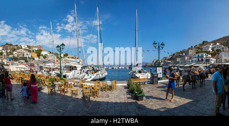 HYDRA, Griechenland - 29. August 2016: Unindentified Menschen in Stadt Hydra auf Hydra-Insel in Griechenland. Hydra ist eines der Saronic Islan Stockfoto