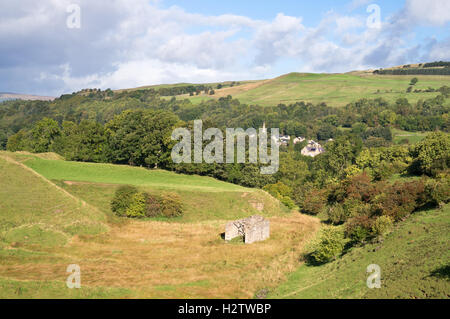 Die Überreste von einem stillgelegten Steinbruch mit Frosterley Dorf im Hintergrund, Weardale, Co. Durham, England, UK Stockfoto