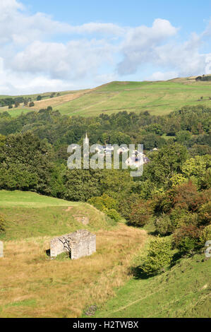 Die Überreste von einem stillgelegten Steinbruch mit Frosterley Dorf im Hintergrund, Weardale, Co. Durham, England, UK Stockfoto