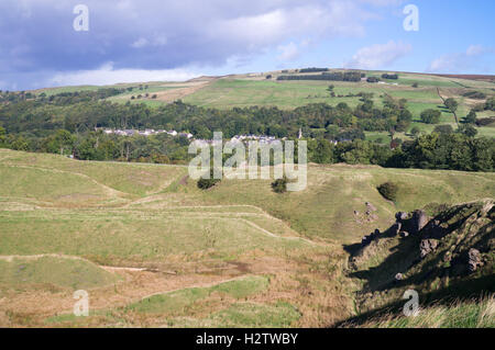 Die Überreste von einem stillgelegten Steinbruch mit Frosterley Dorf im Hintergrund, Weardale, Co. Durham, England, UK Stockfoto