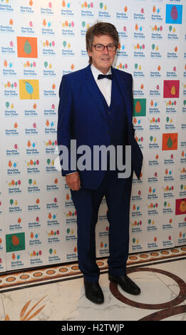 Mike Read kommt bei den Shooting Star Chase Ball an die Dorchester im Zentrum von London. Stockfoto