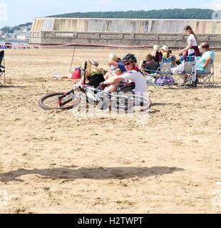 22. Juni 2014, das Strandleben genießen, nachdem es mit dem Fahrrad fahren.  Urlaub mit dem Fahrrad. Weston Super Mare, North Somerset, England, Stockfoto