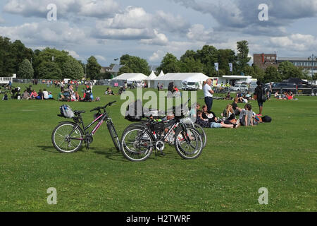 6. Juli 2014, Fahrräder und Leute sitzen auf dem Rasen des Parkers Piece in Cambridge während und Event, Le Tour de France Stockfoto
