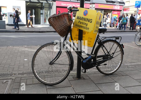 6. Juli 2014, gesperrt Damenrad zu einem schwebenden Parkplatz Schild in Cambridge, England, Stockfoto