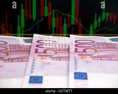 Fünfhundert Euro-Banknoten auf den Diagrammhintergrund Stockfoto