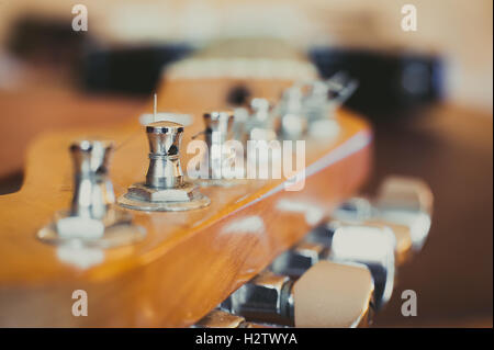 E-Gitarre Kopfplatte und tuning Peg Detail mit Lichteffekt, selektiven Fokus Stockfoto