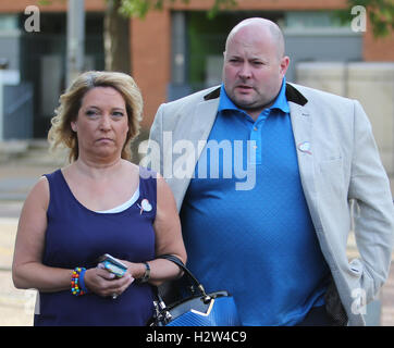 Ralph Bulger und Denise Fergus außerhalb ITV Studios mit: Ralph Bulger, Denise Fergus Where: London, Vereinigtes Königreich bei: 25. Juli 2016 Stockfoto