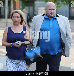 Ralph Bulger und Denise Fergus außerhalb ITV Studios mit: Ralph Bulger, Denise Fergus Where: London, Vereinigtes Königreich bei: 25. Juli 2016 Stockfoto