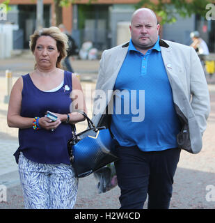 Ralph Bulger und Denise Fergus außerhalb ITV Studios mit: Ralph Bulger, Denise Fergus Where: London, Vereinigtes Königreich bei: 25. Juli 2016 Stockfoto