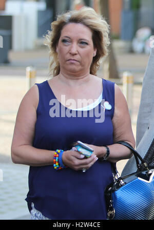 Ralph Bulger und Denise Fergus außerhalb ITV Studios mit: Ralph Bulger, Denise Fergus Where: London, Vereinigtes Königreich bei: 25. Juli 2016 Stockfoto