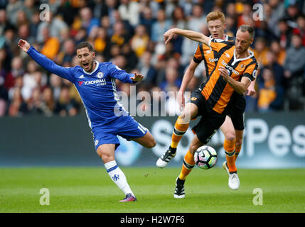 Chelseas Eden Hazard reagiert auf eine Herausforderung aus David Meyler Hull City in der Premier League-Spiel im Stadion KCOM, Rumpf. Stockfoto