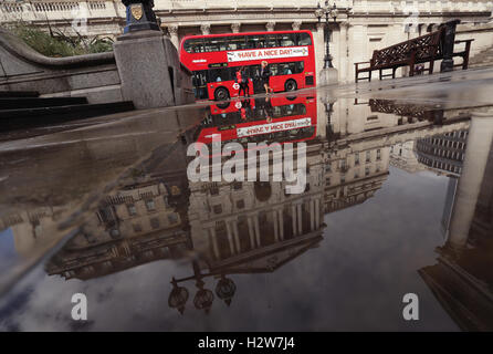 Die Bank of England spiegelt sich in einer Lache des Wassers nach einem Regenschauer in der City of London. Stockfoto