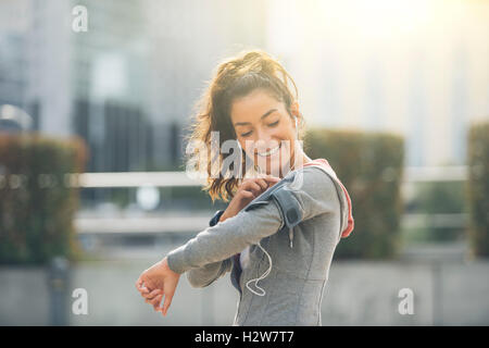 Läufer-Athleten, die Musik im Kopfhörer hören von Smartphone-MP3-player Stockfoto