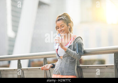 Frau Läufer hat eine Pause und Trinkwasser Stockfoto