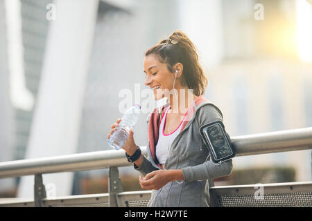 Frau Läufer hat eine Pause und Trinkwasser Stockfoto